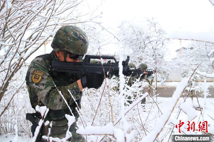 高原武警雪地練兵錘鍊意志