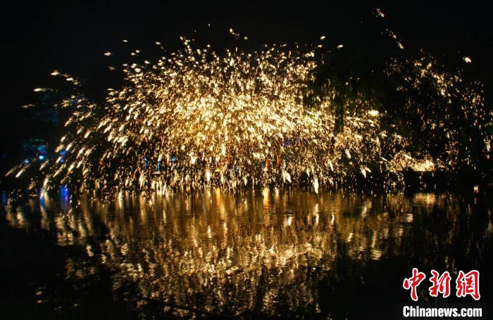 不一样的烟火！非遗“打铁花”点亮了瘦西湖的夜空。　张婉滢 摄