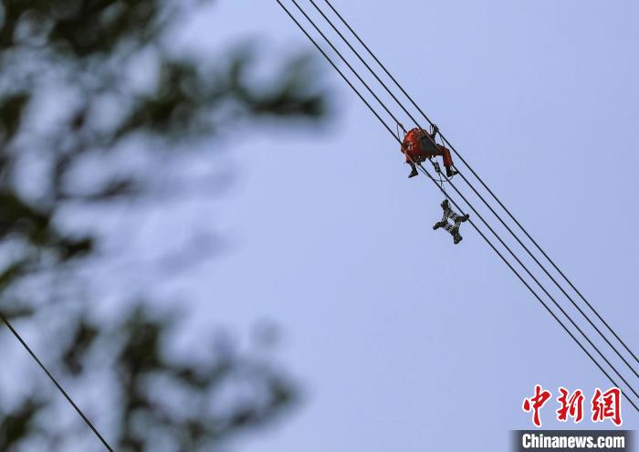 电力员工正在高空中作业。　国网山西省电力公司供图