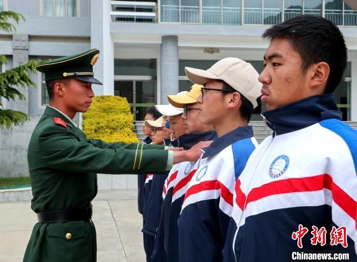 图为学生在武警官兵的某部指导下，进行军姿练习。举办军营　杨忠玮 　摄