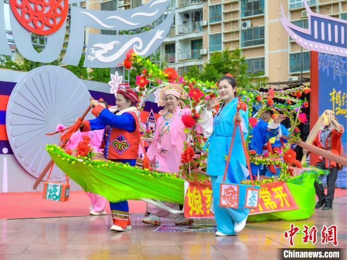 绥宁特色歌舞节目上演，展现“娘家彩船门常开”。　付敬懿 摄