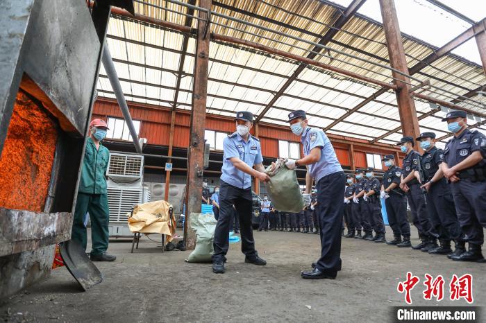 襄阳禁毒部门对已审结生效的毒品开展集中销毁行动 司世伟 摄