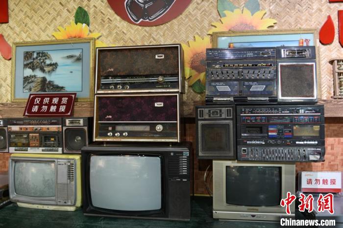 图为乡村记忆博物馆的“老物件”双卡录音机、彩色电视机。(资料图) 戴文昌 摄