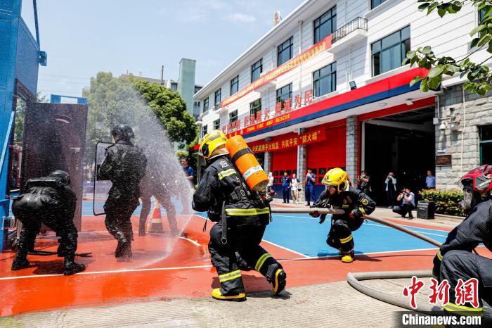 在被烈日炙烤的消防营区训练场上，一场公安、消防夏季联合实战大练兵正火热进行中。　上海市杨浦区消防救援支队供图