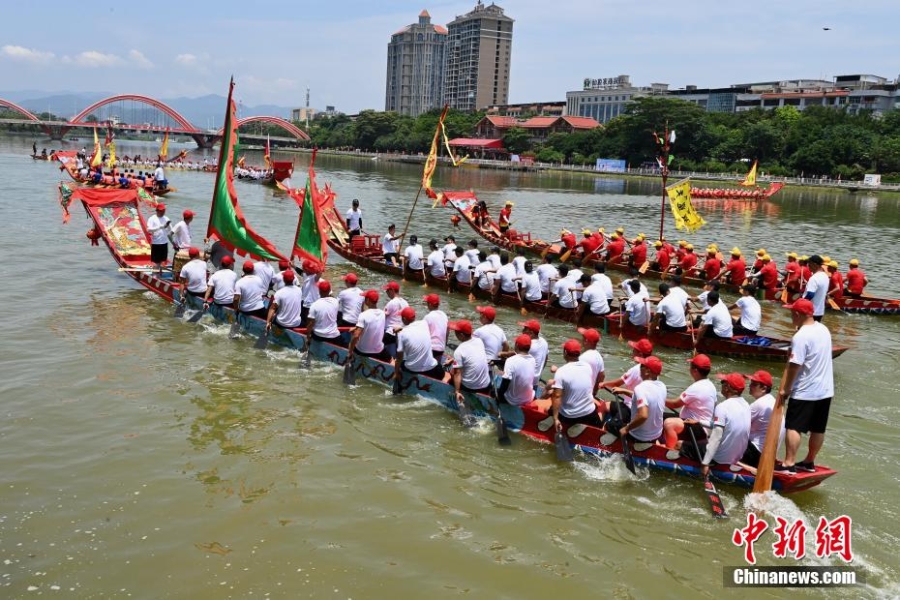 福建仙游：龙舟下水迎端午