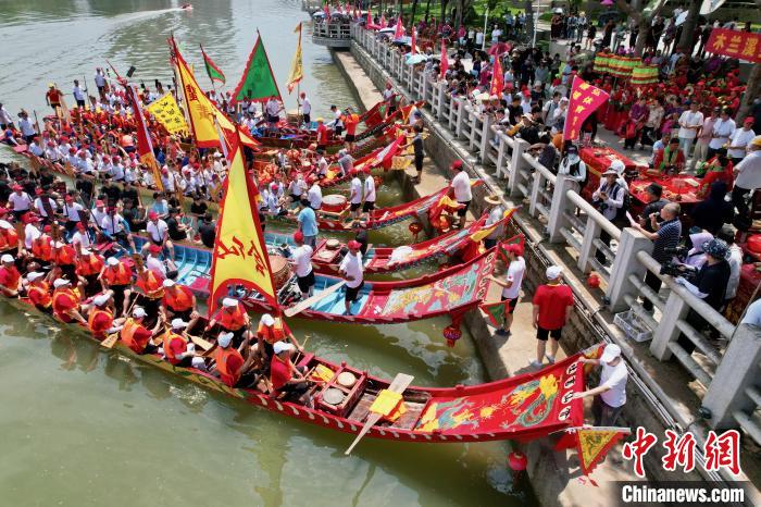 举行龙舟祭江仪式是为了悼念明嘉靖年间为抗击倭寇而牺牲的戚继光众将士。　王东明 摄