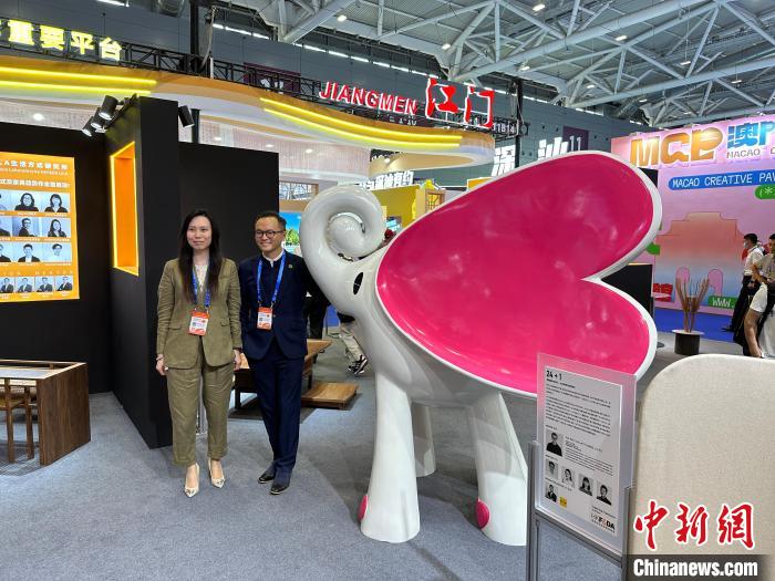 香港青年设计师设计的“爱心小飞象”。方伟彬 摄
