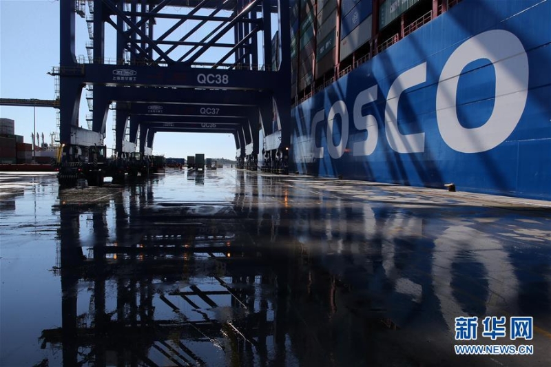 2018年2月26日，“中远海运金牛座”2万标准箱级集装箱船停靠在希腊比雷埃夫斯港。新华社发（马里奥斯·罗洛斯摄）