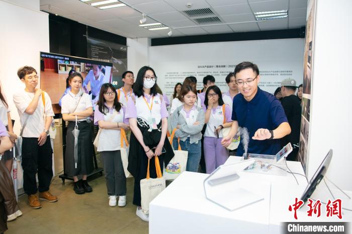 香港大学生在上海视觉艺术学院参观毕业作品展。　黄金 摄