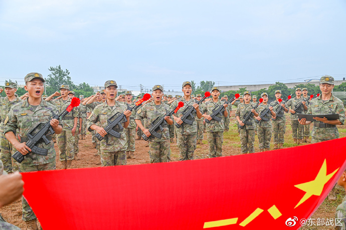 近日,第73集團軍某旅防空營組織下連新兵開展首個黨團日活動,強化新