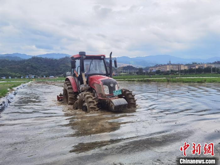 贵州“村超”：一边是生活，一边是热爱