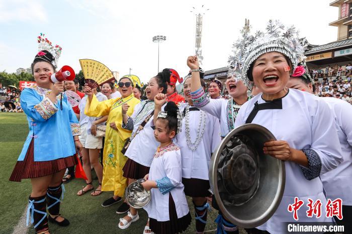 图为贵州“村超”比赛现场，村民加油助威。　瞿宏伦 摄