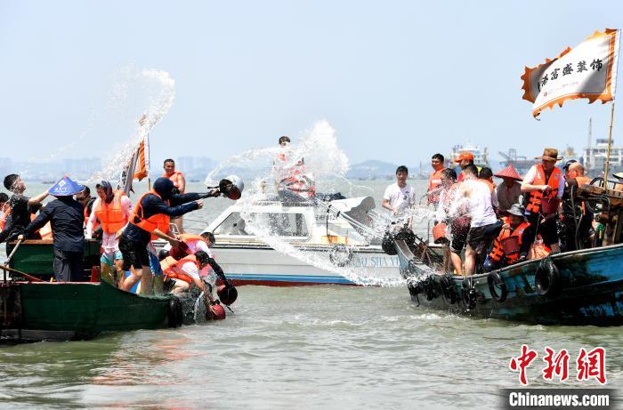 两岸民众海上泼水、海上捉鸭庆端午