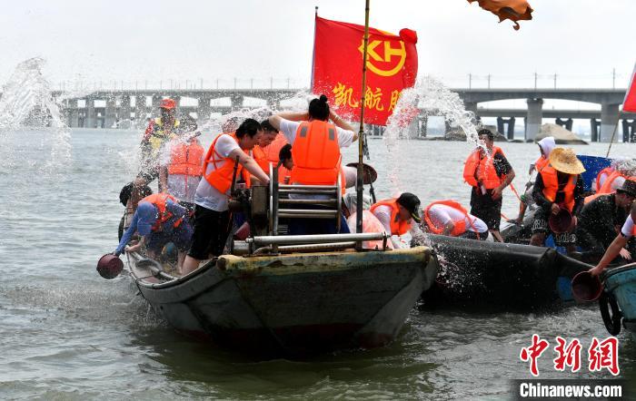 图为两岸民众海上泼水庆端午。　吕明 摄