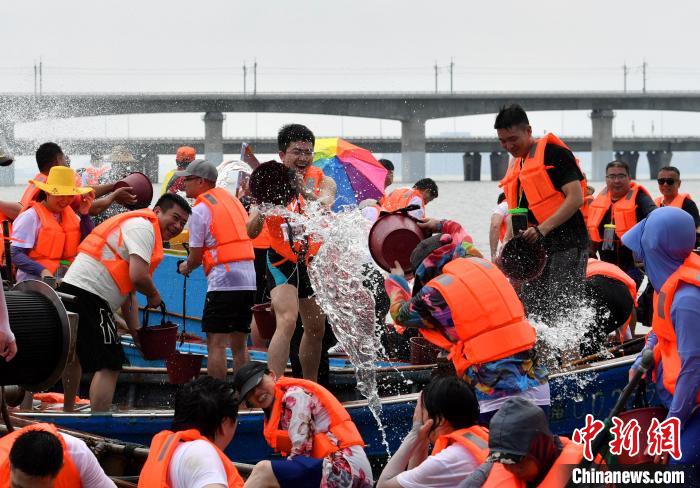 图为两岸民众海上泼水庆端午。　吕明 摄