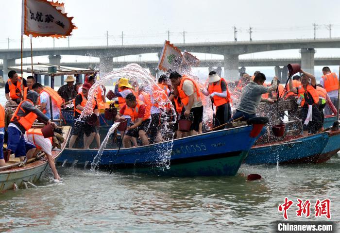 图为两岸民众海上泼水庆端午。　吕明 摄