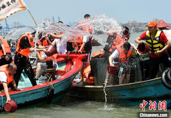 图为两岸民众海上泼水庆端午。　吕明 摄