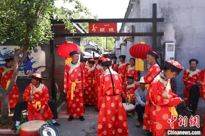 婚俗大典开始之前，村民组成的“仪仗队”正在准备中。　李雪峰 摄