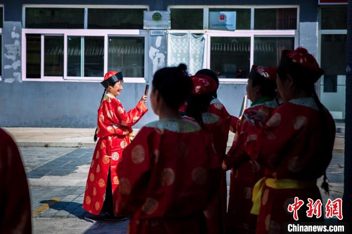 婚俗大典开始之前，村民组成的“仪仗队”正在准备中。　李雪峰 摄