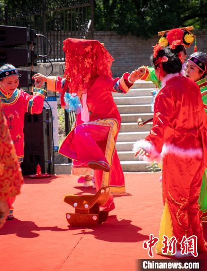 满族特色节目表演“射三箭、迈火盆、跨马鞍”等特色婚礼习俗。　李雪峰 摄