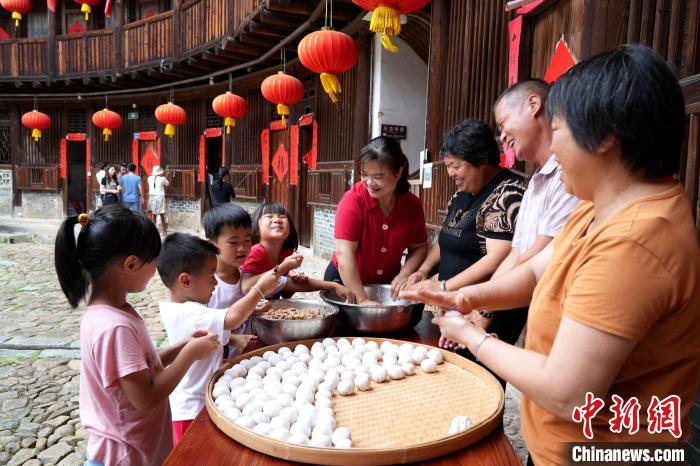 村民制作芋子包。　永定土楼景区供图