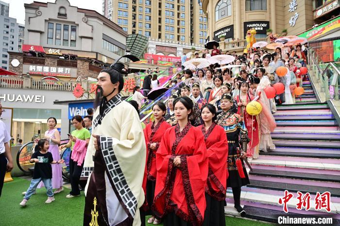 百余人身穿汉服带市民体验楚风古韵 刘康 摄