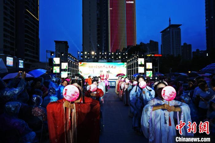 宜昌“端午之夜”唱响千年楚辞风韵 董晓斌 摄