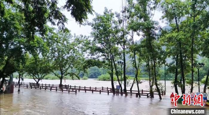 福建发布暴雨预警Ⅲ级武夷山九曲溪上涨