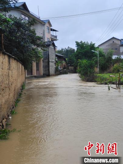 武夷山市洋庄乡东村洪水漫过路面。