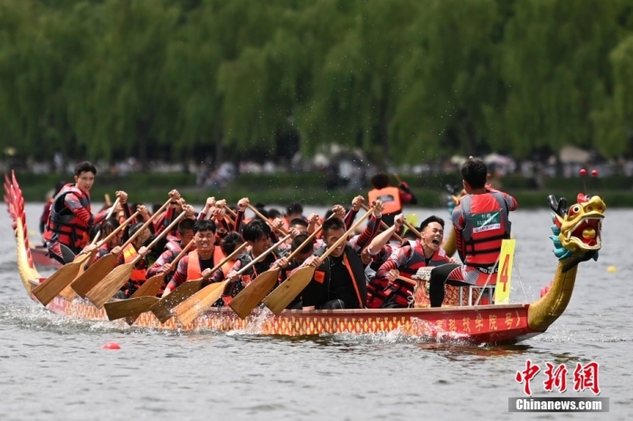 6月22日，中国传统节日端午节，吉林省第一届全国龙舟邀请赛在长春举行，来自吉林、安徽、广东、河北等地16支队伍参赛。<a target='_blank' href='/'>中新社</a>记者 张瑶 摄