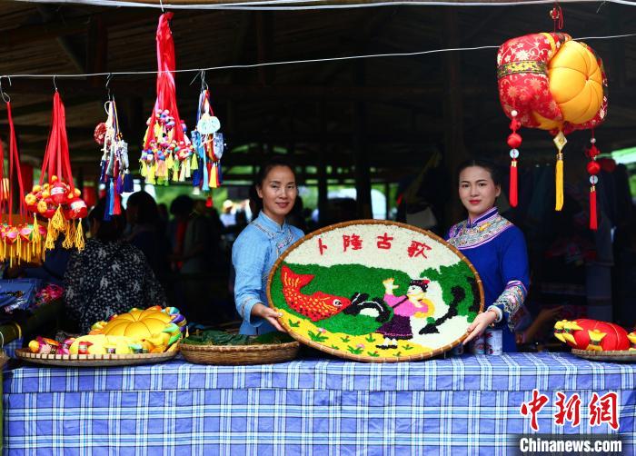 图为歌圩节上精致漂亮的五色糯米饭。　杨必盛 摄