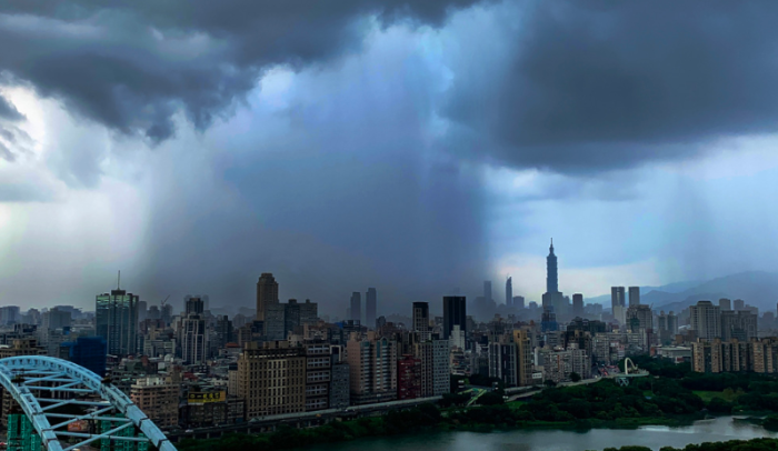 台北市午后开始下起大雨，天空中一度出现雨瀑