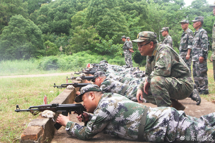 斗高温,组织自动步枪实弹射击训练考核,持续推动民兵军事训练提质增效