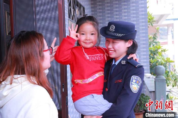 “Z世代”女警赵梦扎根基层为民解忧当好“贴心人”