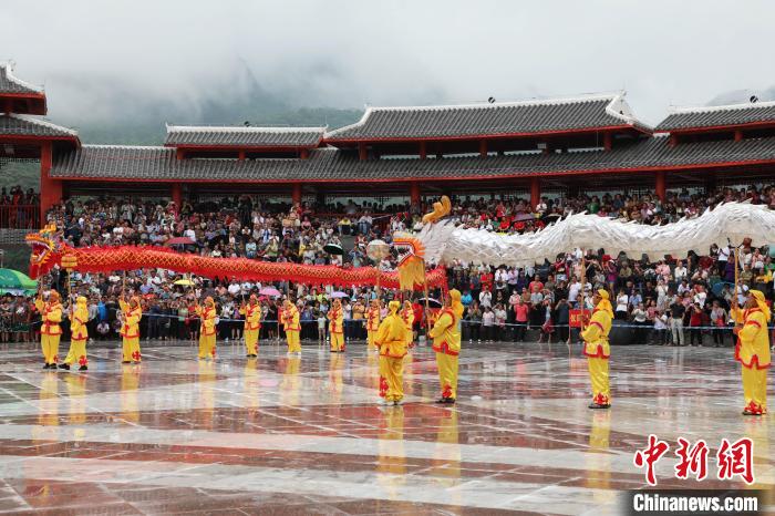 图为现场演绎“五龙布雨”民间传说。　环江县融媒体中心供图