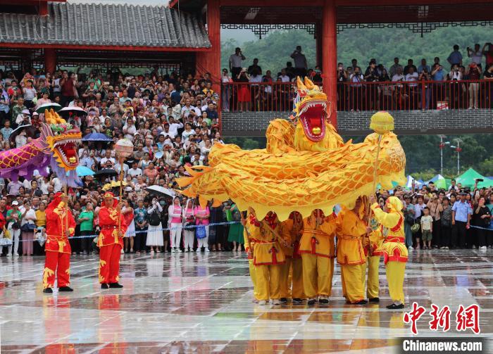 图为现场演绎“五龙布雨”民间传说。　环江县融媒体中心供图