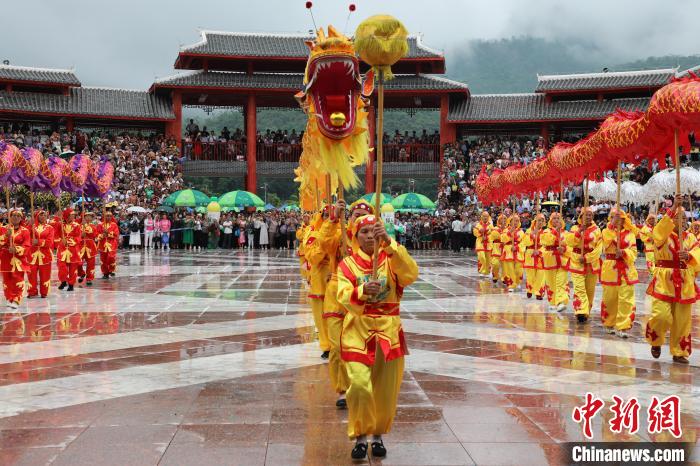 “五龙布雨”寓意着祈求毛南山乡风调雨顺、五谷丰登。　环江县融媒体中心供图