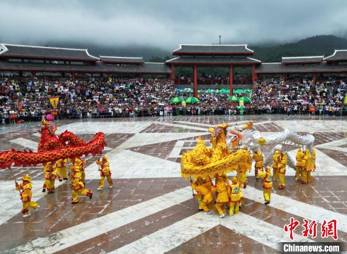 “五龙布雨”寓意着祈求毛南山乡风调雨顺、五谷丰登。　环江县融媒体中心供图