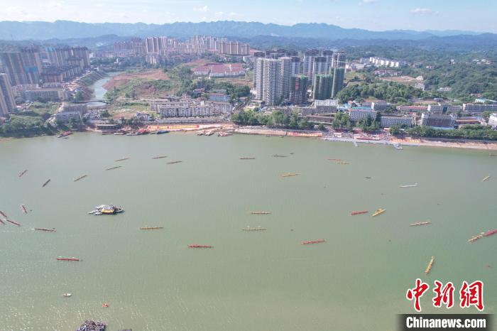 中国传统龙舟之乡湖南沅陵“群龙闹江”沅江竞渡