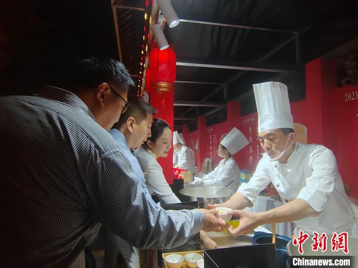 图为嘉宾现场品尝山西面食。　高雨晴 摄