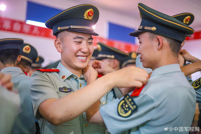 近日,武警天津總隊新兵團為千餘名新兵隆重舉行授銜儀式.