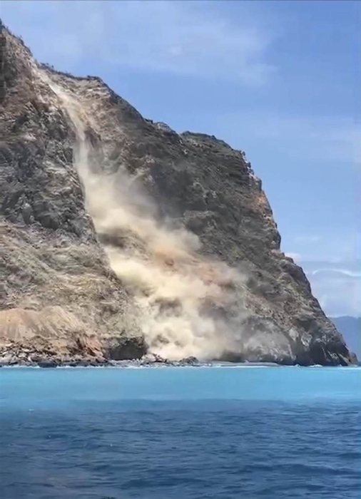 台湾宜兰龟山岛龟首大面积崩坍 尘土飞扬像轰炸过