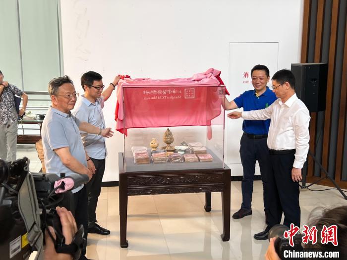 6件与中医药相关的瓷器同日被捐赠给上海中医药博物馆。　谢文一供图