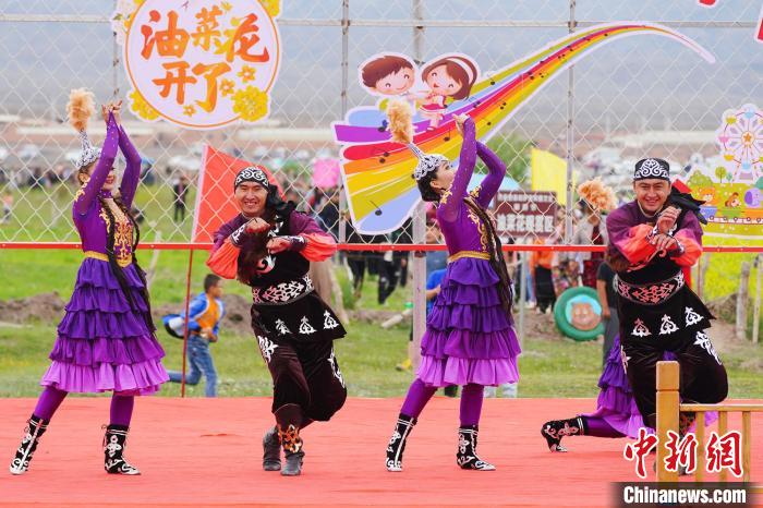 新疆托克逊县哈萨克风情文化旅游节开幕游客体验民族风情