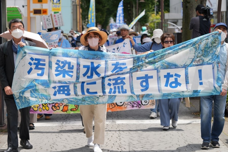 6月20日，人们在日本福岛市参加反对核污染水排海的抗议活动。（图源：新华社）