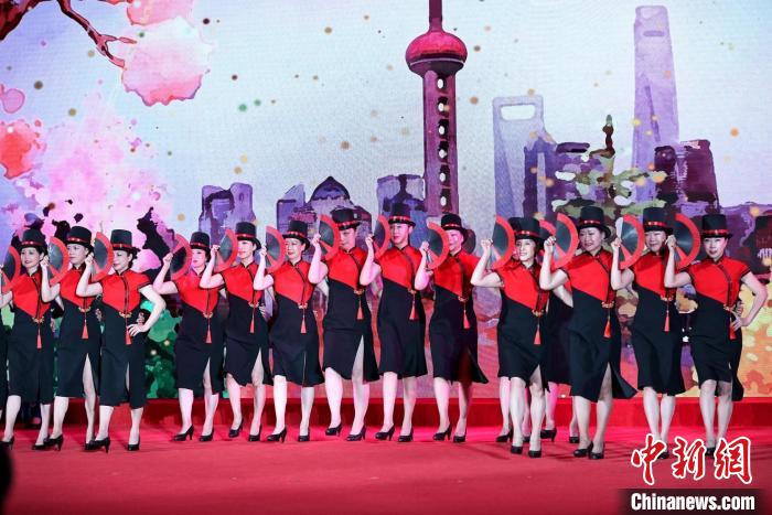 民营经济女企业家表演旗袍秀《春之韵》。　上海市委统战部供图
