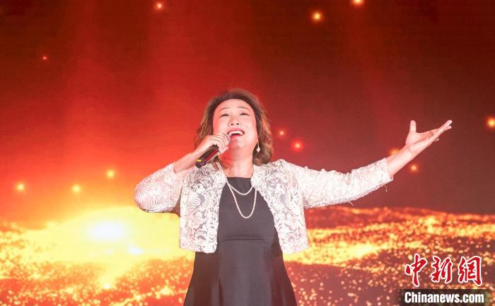 侨界女高音歌唱家演唱《我的深情为你守候》。　上海市委统战部供图