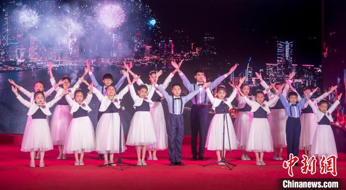 在沪港人家庭子女童声合唱《前》(香港特别行政区成立25周年主题曲) 上海市委统战部供图