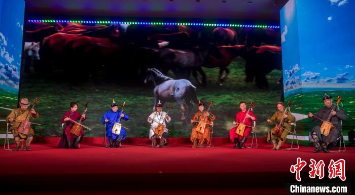 民族界代表演奏马头琴《万马奔腾》。　上海市委统战部供图