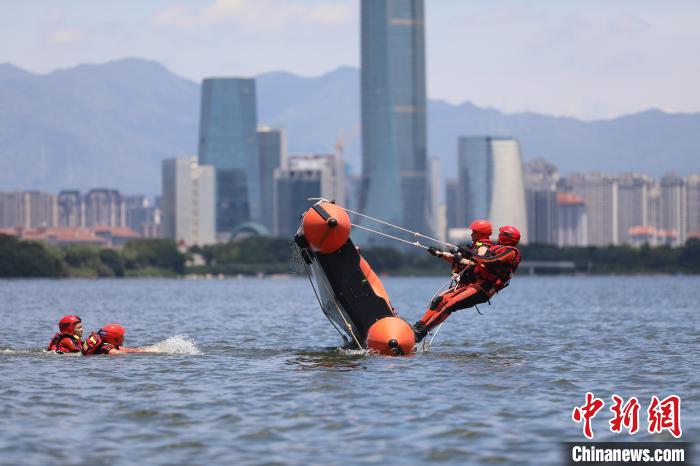 训练现场，消防员正在“翻船自救”课目训练。　李袁辉 摄